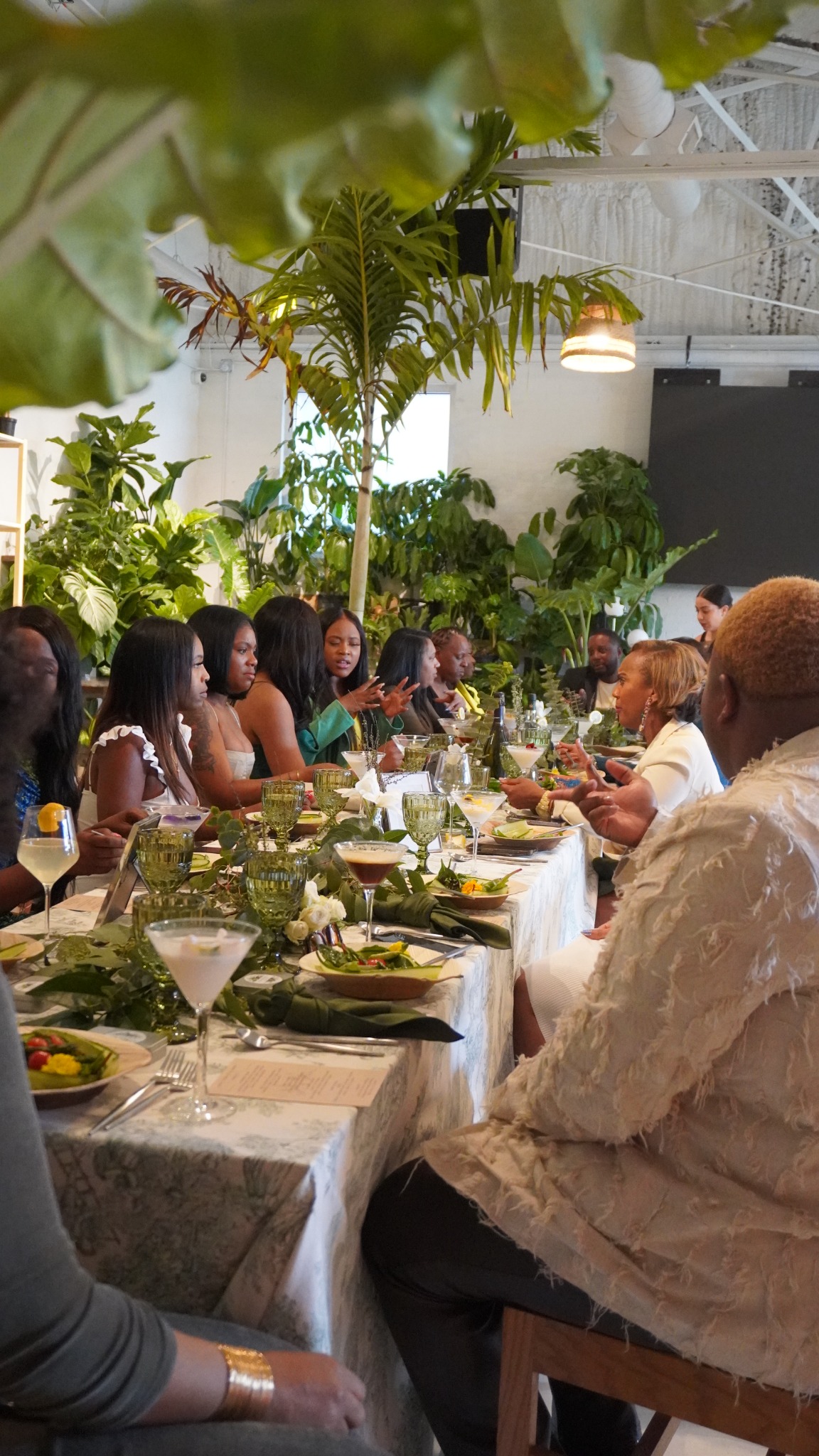 Guests in conversation around an intimate Table of 20 gathering